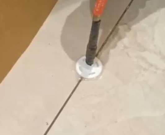 汝城瓷砖空鼓维修公司专业解答瓷砖在铺贴过程中，如果没有涂抹均匀到位的粘结材料（如水泥砂浆或瓷砖胶），可能会导致以下问题